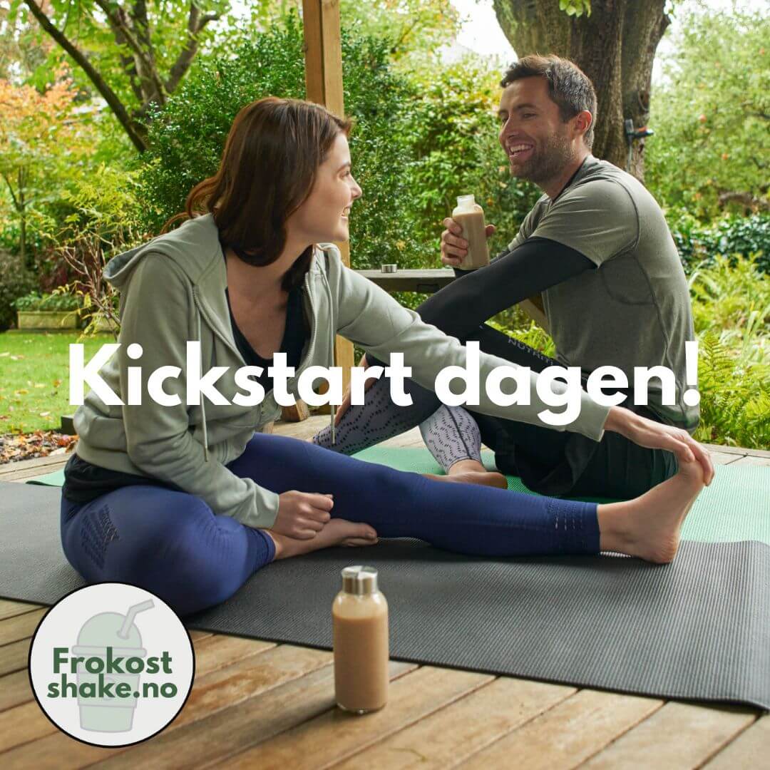 En mann og en kvinne i treningstøy tøyer på yogamatte mens de drikker en Herbalife TriBlend-shake. Over bildet står teksten «Kickstart dagen!»