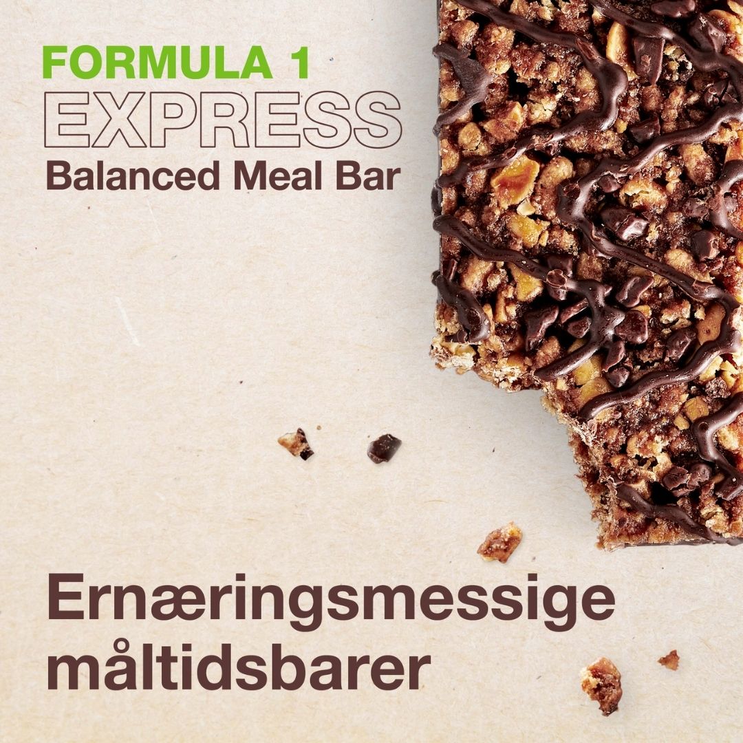 En uinnpakket Herbalife Formula 1 Expressbar mørk sjokolade mellombar ligger på et bord. Det er tatt en bit av baren. På bildet står tekstene “Formula 1 Express Balanced Meal Bar” og “Ernæringsmessige måltidsbarer”