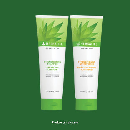 En tube Herbalife Herbal Aloe Strengthening Shampoo og Strengthening Conditioner på grønn bakgrunn.