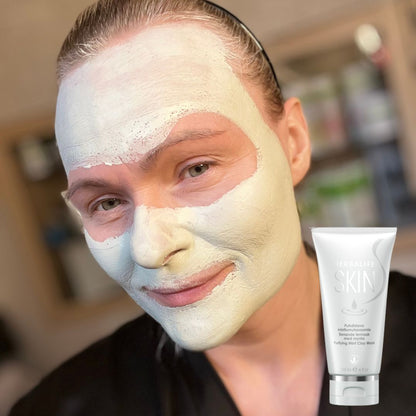 Helga med grønn ansiktsmaske og en tube Herbalife SKIN Purifying Mint Clay Mask.