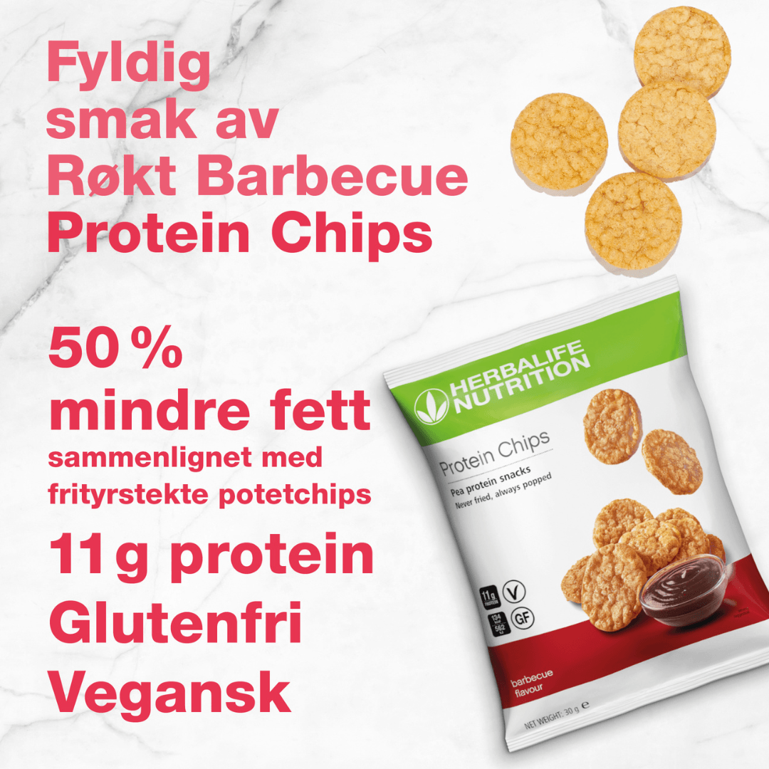 En porsjonspose Herbalife Protein Chips med barbeque-smak og noen løse chips. På bildet står teksten “Fyldig smak av røkt barbecue proteinchips. 50% mindre fett sammenlignet med frityrstekte potetchips.11 gram protein. Glutenfri. vegansk.