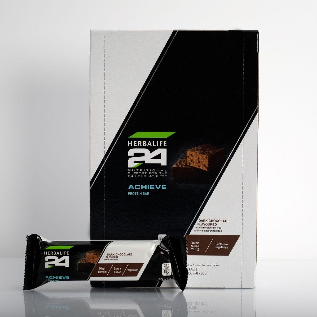 En pakke Herbalife H24 Achieve proteinbar Dark Chocolate og en løs proteinbar.