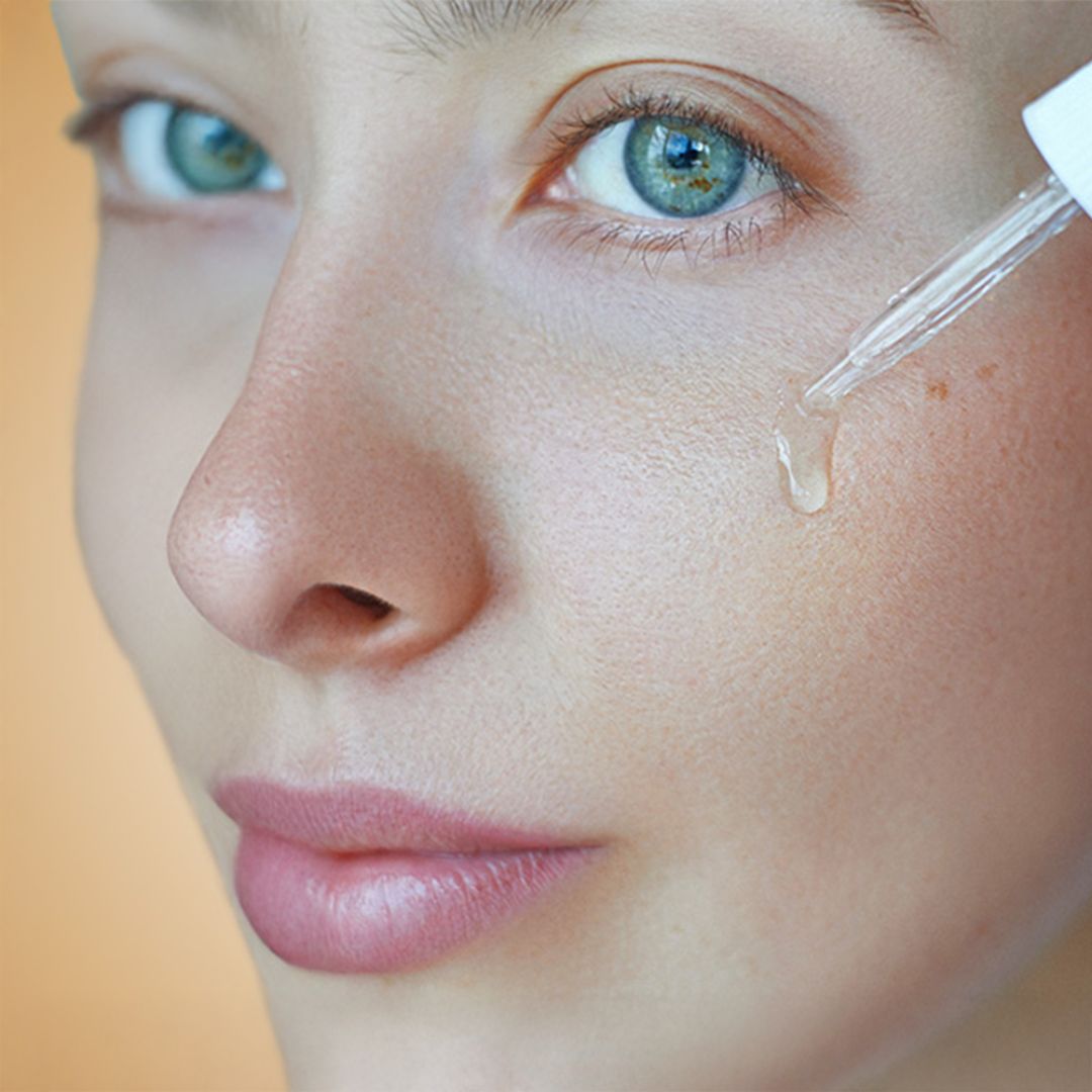 HL/Skin 10% Niacinamide Serum fra Herbalife påføres huden med pipette. Lett serum som gir glød, jevn hudtone og styrket hudbarriere. Koreansk hudpleie på Frokostshake.no.