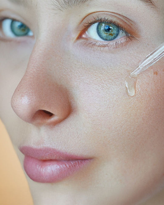 HL/Skin 10% Niacinamide Serum fra Herbalife påføres huden med pipette. Lett serum som gir glød, jevn hudtone og styrket hudbarriere. Koreansk hudpleie på Frokostshake.no.