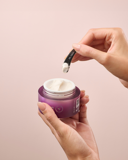 Hender bruker HL/Skin spatel til å ta ansiktskrem fra Herbalife HL/Skin Ultimate Tension Cream-krukke. Viser hygienisk og elegant påføring fra Frokostshake.no. Koreansk hudpleie. 