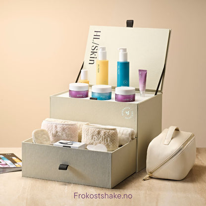HL/Skin DMO Kit demoboks med hele hudpleieserien og tilbehør som håndklær, hårbånd, Gua Sha og silikonbørste. Komplett presentasjonssett fra Herbalife på Frokostshake.no.