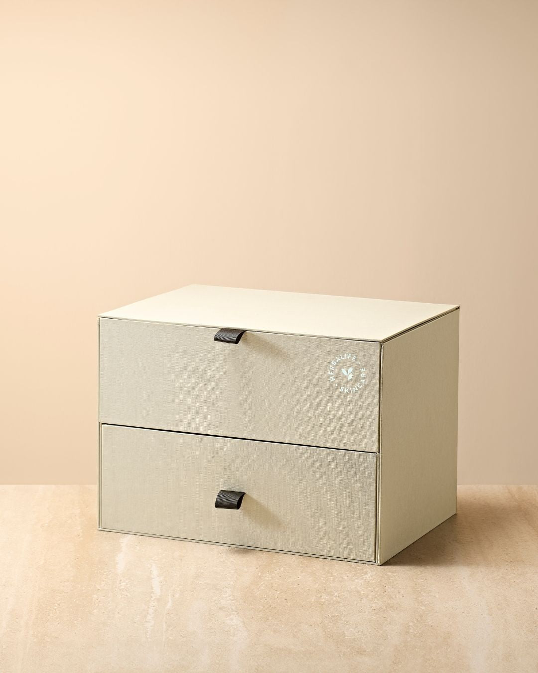 Lukket HL/Skin DMO Kit demoboks i beige strukturpapir med Herbalife-logo. Elegant oppbevarings- og presentasjonsboks for HL/Skin hudpleieserie fra Frokostshake.no.
