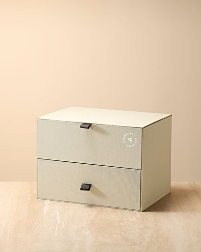 Lukket HL/Skin DMO Kit demoboks i beige strukturpapir med Herbalife-logo. Elegant oppbevarings- og presentasjonsboks for HL/Skin hudpleieserie fra Frokostshake.no.