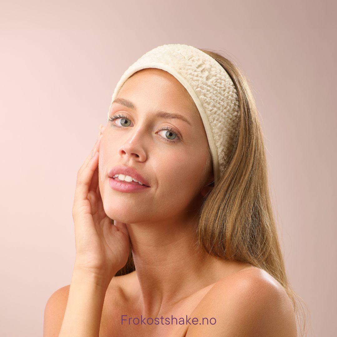 Kvinne med Herbalife HL/Skin hårbånd i myk bomull under hudpleierutinen. Komfortabelt og pustende hårbånd fra Frokostshake.no som holder håret unna ansiktet.