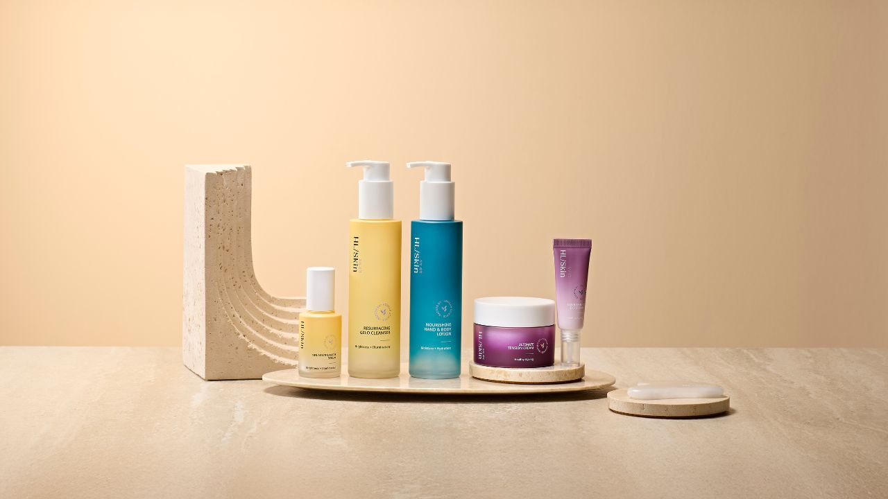 HL/Skin hudpleieserie fra Herbalife vist på beige bakgrunn. Komplett kolleksjon med cleanser, serum, lotion, krem og øyekrem inspirert av koreansk hudpleie.