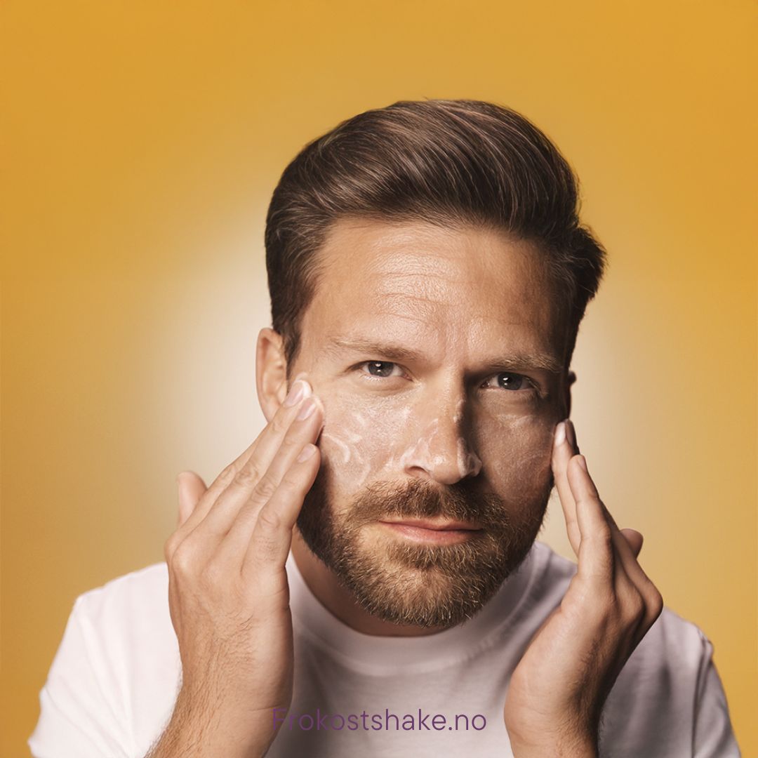 Mann bruker HL/Skin Resurfacing Gelo Cleanser fra Herbalife. Skånsom ansiktsrens inspirert av koreansk hudpleie for ren, frisk og balansert hud.