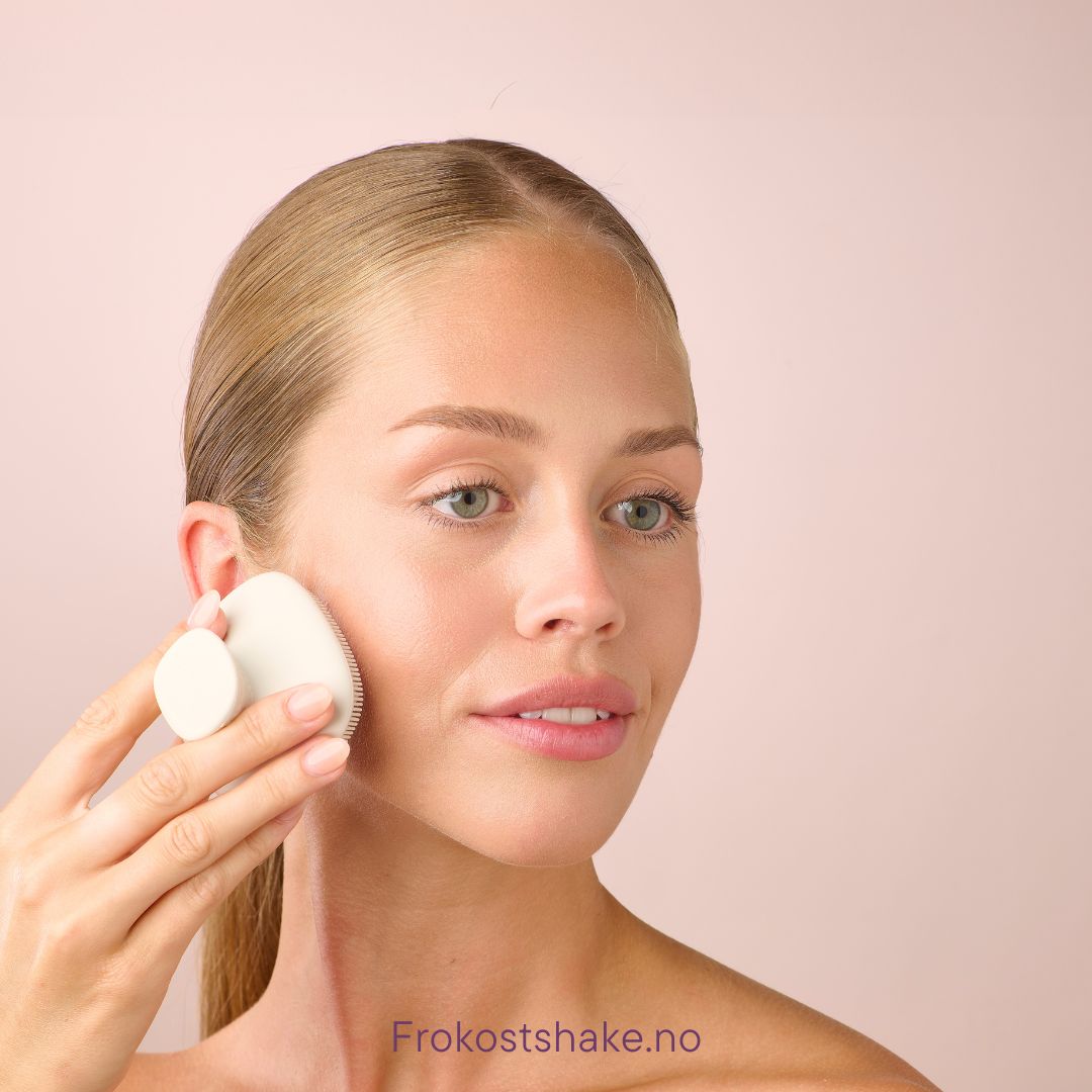 Kvinne bruker Herbalife HL/Skin silikonbørste langs kjevepartiet. Hudpleierutine med myk børste som renser og stimulerer huden for glød.