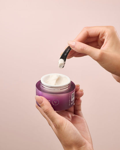 Hender bruker HL/Skin spatel til å ta ansiktskrem fra Herbalife HL/Skin Ultimate Tension Cream-krukke. Viser hygienisk og elegant påføring fra Frokostshake.no. Koreansk hudpleie. 