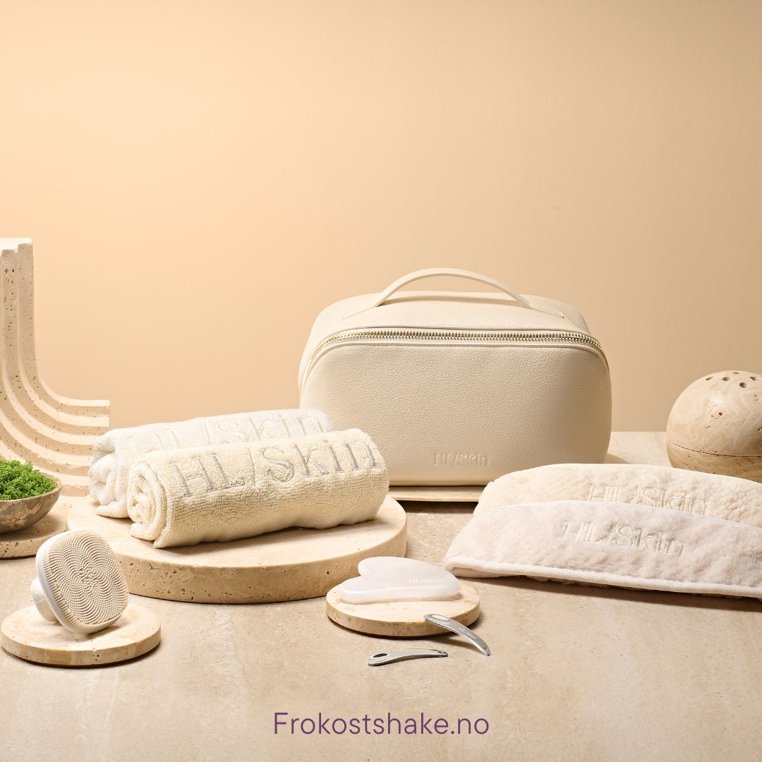 HL/Skin toalettmappe i vegansk skinn sammen med håndklær, hårbånd, Gua Sha, spatler og ansiktsbørste. Komplett hudpleietilbehør fra Herbalife på Frokostshake.no vist på benk.