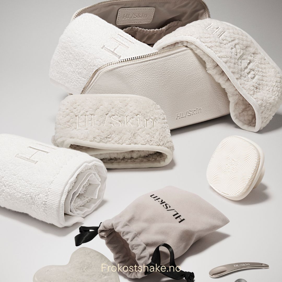 HL/Skin toalettmappe i vegansk skinn med hårbånd, håndklær, Gua Sha, spatler, ansiktsbørste og oppbevaringspose. Hudpleietilbehør fra Herbalife på Frokostshake.no vist på lys bakgrunn.
