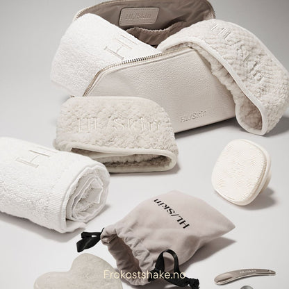 HL/Skin toalettmappe i vegansk skinn med hårbånd, håndklær, Gua Sha, spatler, ansiktsbørste og oppbevaringspose. Hudpleietilbehør fra Herbalife på Frokostshake.no vist på lys bakgrunn.