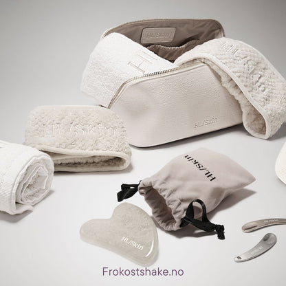 HL/Skin toalettmappe i vegansk skinn med hårbånd, håndklær, Gua Sha, spatler og oppbevaringspose. Elegant hudpleietilbehør fra Herbalife på Frokostshake.no lagt ut på hvit bakgrunn.