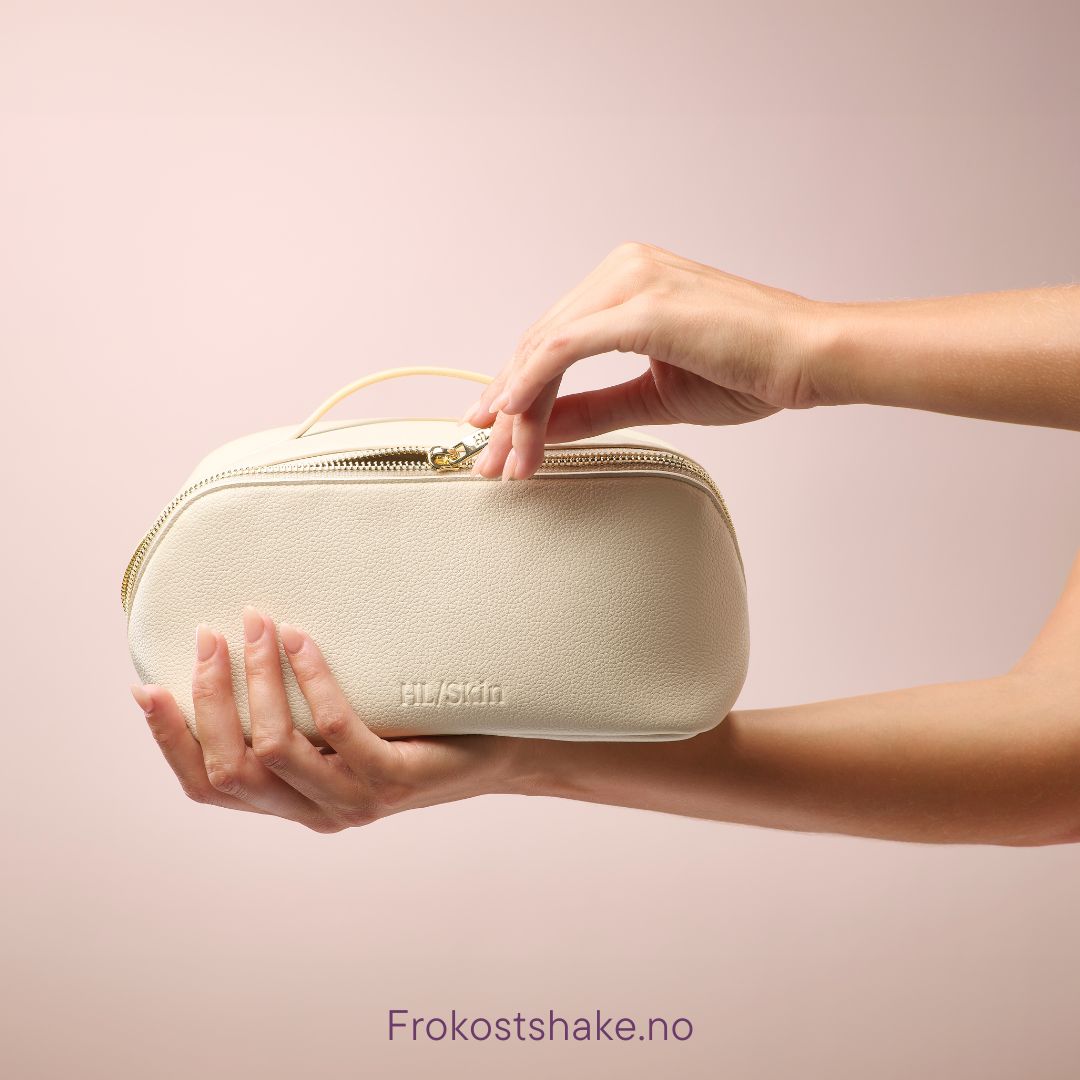 Hender holder HL/Skin toalettmappe i vegansk skinn med gullglidelås. Elegant og praktisk veske for hudpleieprodukter fra Herbalife på Frokostshake.no.