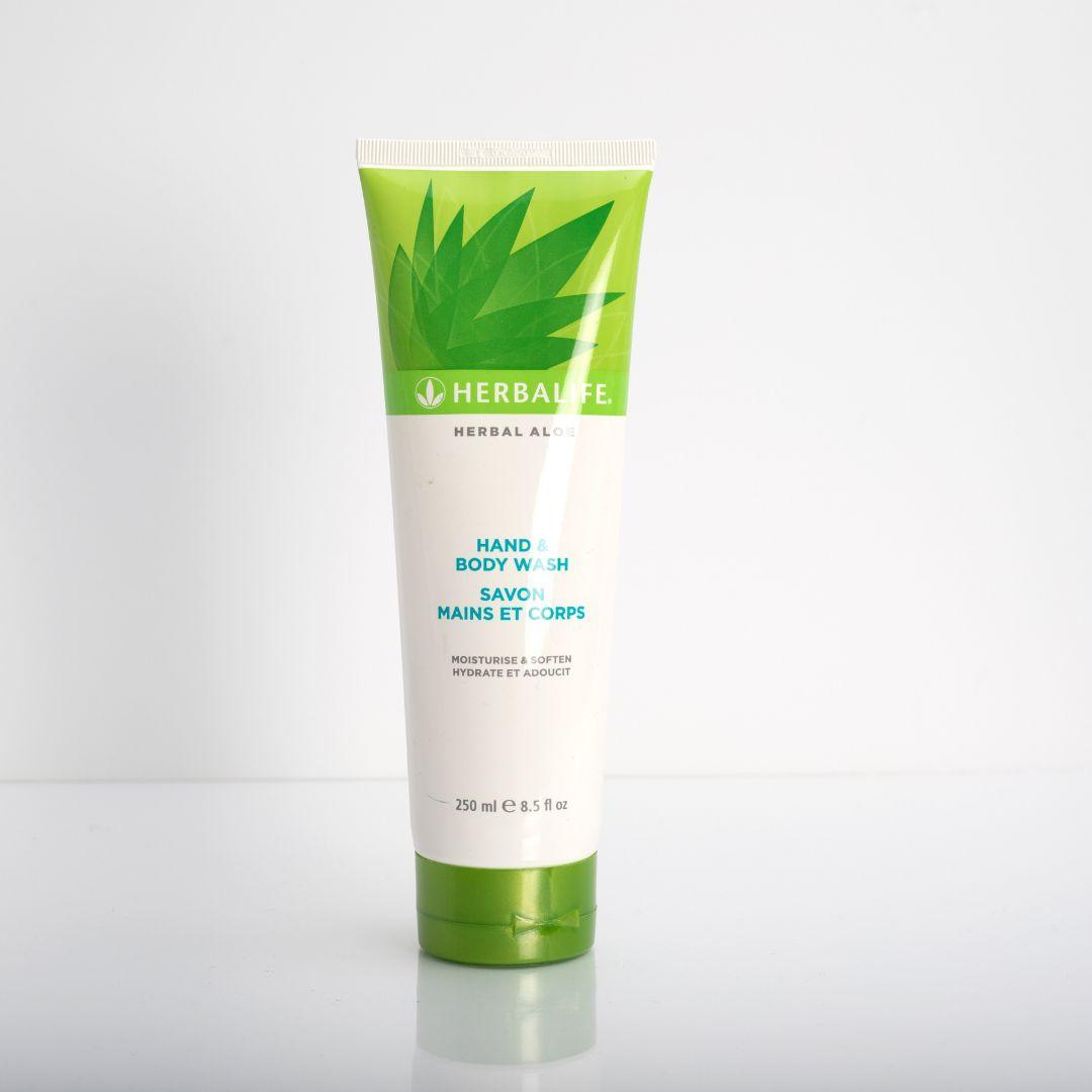 Bilde av en tube Herbalife Herbal Aloe Hand & Body Wash. Tuben har tekst på engelsk og det står Moisture & soften. 250 ml. 