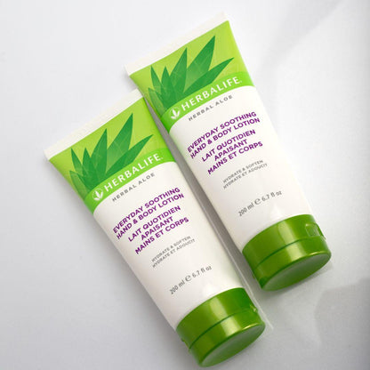 To tuber Herbalife Herbal Aloe Everyday Soothing Hand & Body Lotion. Tekst på bodylotion: Hydrate & Soften, 200 ml.