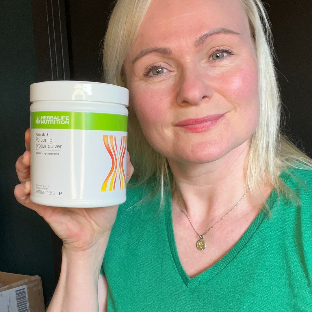 En boks Herbalife Formula 3 Personlig proteinpulver og Helga.