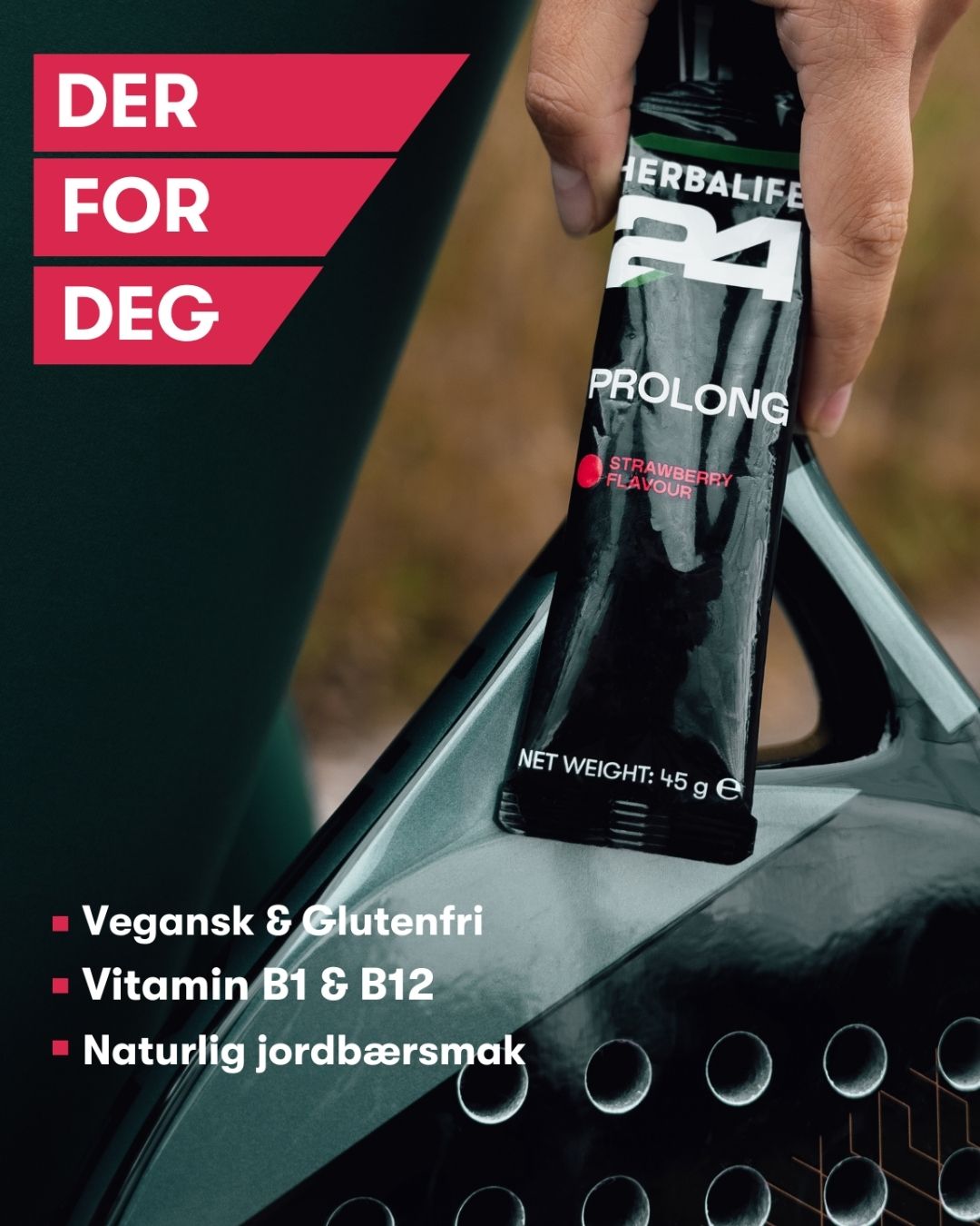 En pakke Herbalife H24 Prolong Energy Gel i hånden på en person med racket. Tekst på bildet: Der for deg. Vegansk og glutenfri. Vitamin B1 og B12. Naturlig jordbærsmak. 