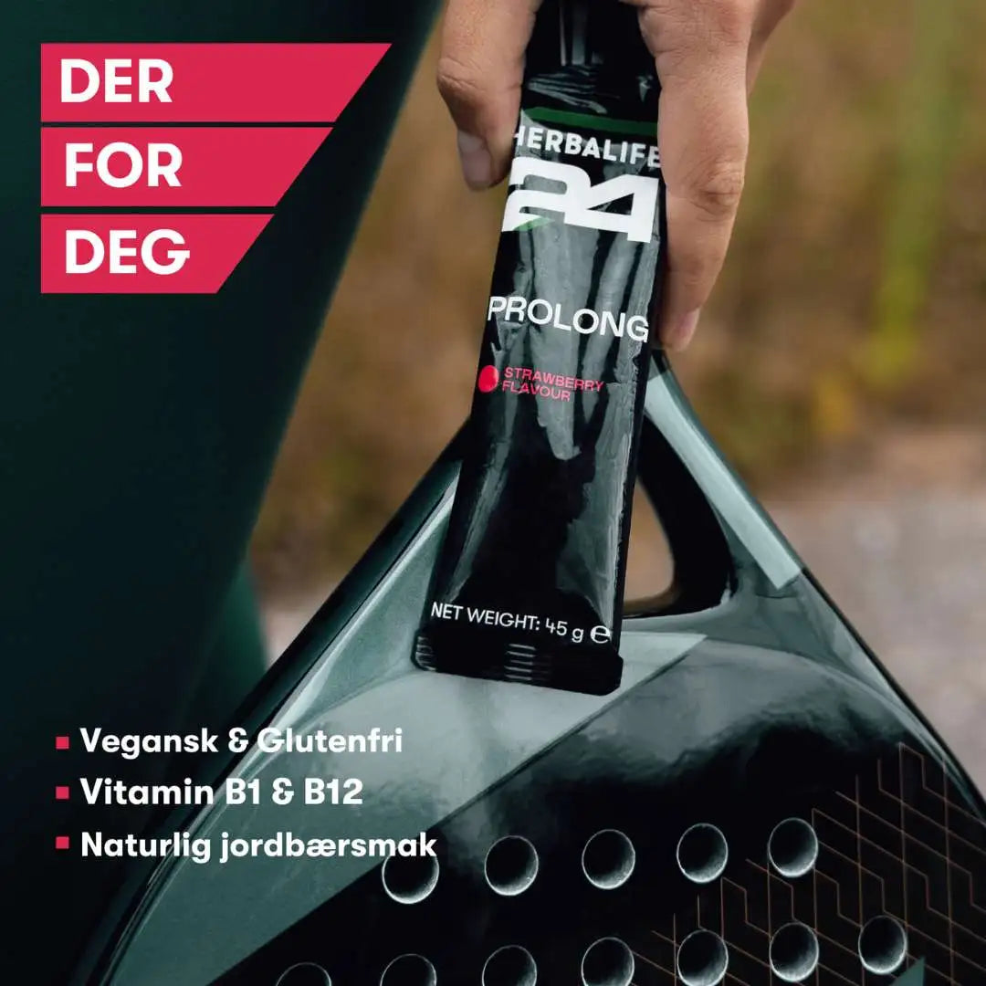 En pakke Herbalife H24 Prolong Energy Gel i hånden på en person med racket. Tekst på bildet: Der for deg. Vegansk og glutenfri. Vitamin B1 og B12. Naturlig jordbærsmak. 