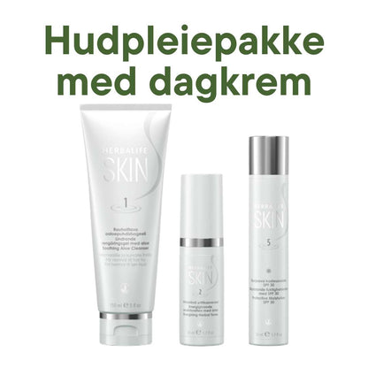 En tube Herbalife SKIN Soothing Aloe Cleanser, en sprayflaske Toner ansiktsvann og en tube Protective Moisturiser dagkrem med solfaktor 30 og teksten Hudpleiepakke med dagkrem. 