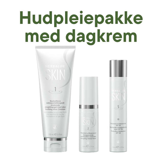 En tube Herbalife SKIN Soothing Aloe Cleanser, en sprayflaske Toner ansiktsvann og en tube Protective Moisturiser dagkrem med solfaktor 30 og teksten Hudpleiepakke med dagkrem. 