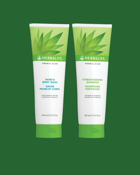 En tube Herbalife Herbal Aloe Strengthening Shampoo og Hand & Body Wash på grønn bakgrunn.