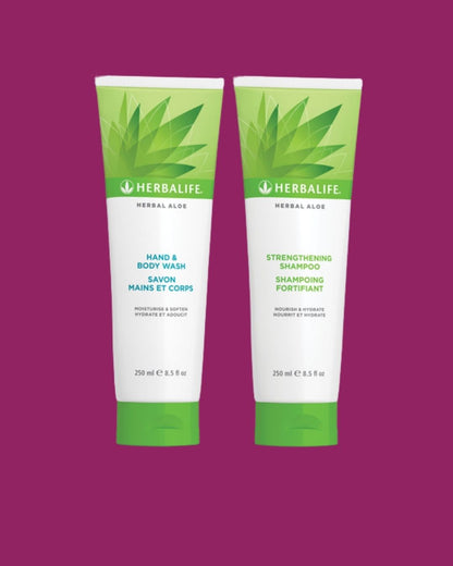 En tube Herbalife Herbal Aloe Strengthening Shampoo og Hand & Body Wash på lilla bakgrunn.