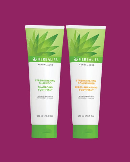 En tube Herbalife Herbal Aloe Strengthening Shampoo og Strengthening Conditioner på lillabakgrunn.