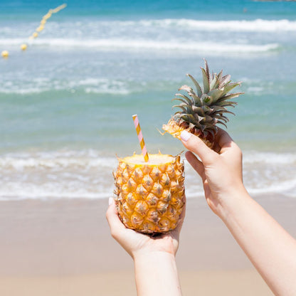 En ananas-drink på stranda. 