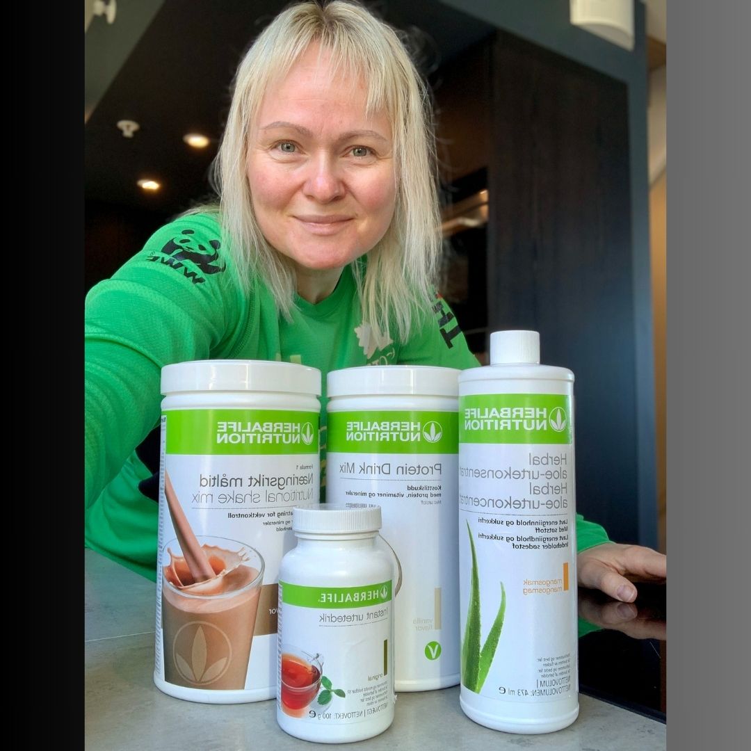 Helga med Herbalife Frokostpakke med sjokoladeshake, proteindrinkmiks, aloe vera-juice med mangosmak og urtete.