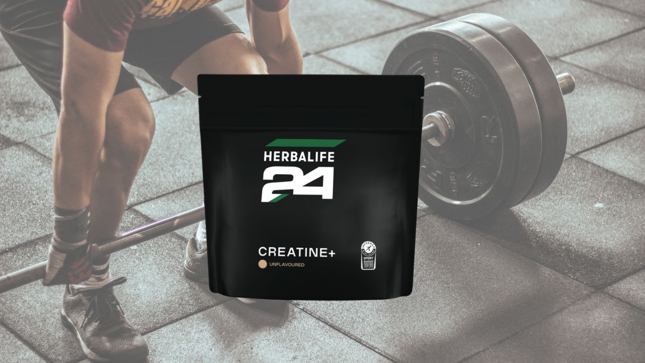 En pose Herbalife H24 Creatine+ kreatin monohydrat i forgrunnen av et bilde av en mann som løfter ei vektstang. 