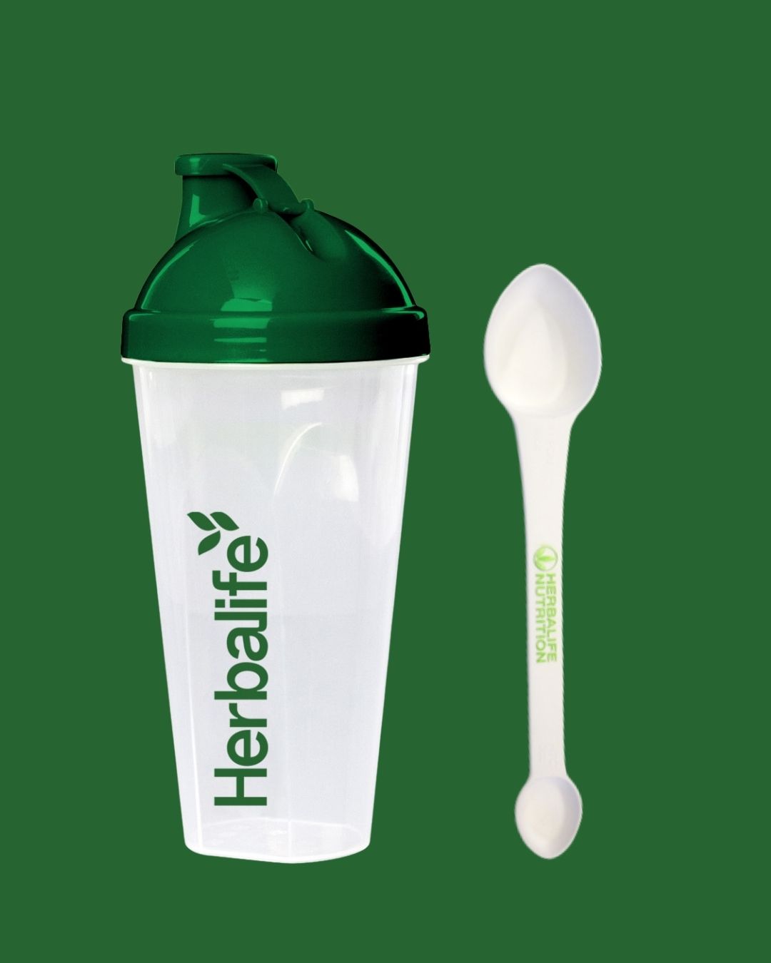 Gjennomsiktig Herbalife shaker (400 ml) med grønt lokk og logo, ved siden av en hvit 4-i-1 måleskje med Herbalife-logo. Produktfoto på grønn bakgrunn.