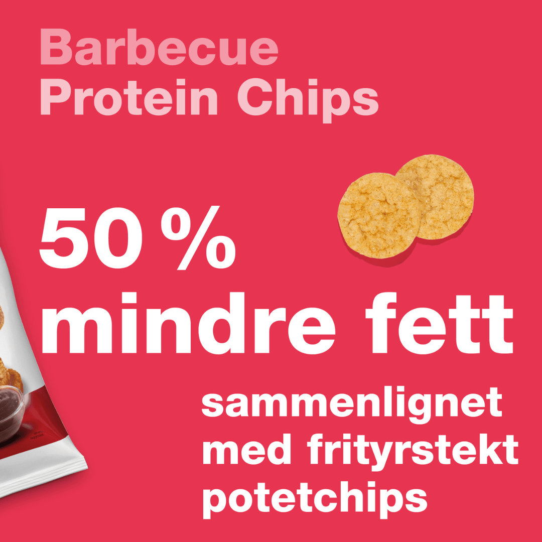 En plakat hvor man så vidt ser hjørnet av en Herbalife Protein Chips med barbeque-smak samt noen løse chips. Bildet har teksten “Barbecue protein chips. 50% mindre fett sammenlignet med frityrstekt potetchips”.