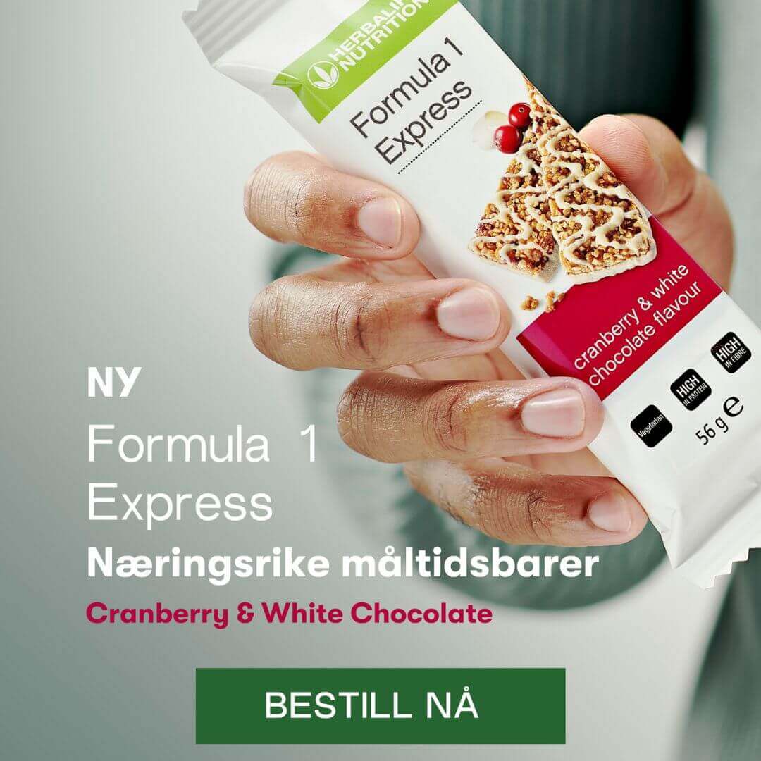 En hånd holder frem en Herbalife Expressbar Tranebær og hvit sjokolade. Bildet har teksten “NY Formula 1 Express Næringsrike måltidsbarer Cranberry & White Chocolate. Bestill nå”