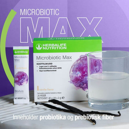 En plakat med bilde av en pakke Herbalife Microbiotic Max kosttilskudd, en porsjonspose av produktet og et glass med vann og produktet iblandet samt to vaniljestenger. På plakaten står det «Inneholder probiotika og prebiotisk fiber».