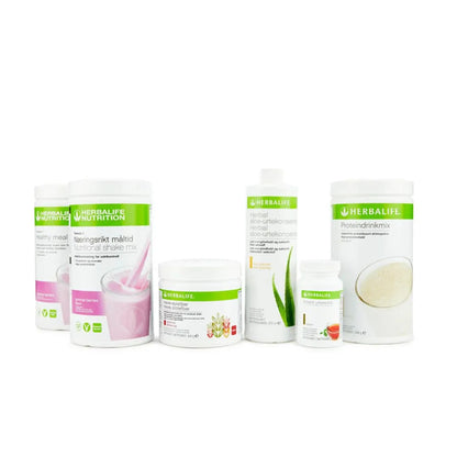 Bildet viser Herbalife-produktene som Frokostpakke vektkontroll-pakke summer berries består av: To bokser Herbalife-shake med sommerbær-smak, Herbal Aloe aloevera-juice med mangosmak, Instant urtete med original-smak, havre-eplefiberdrikk og Proteindrinkmiks.