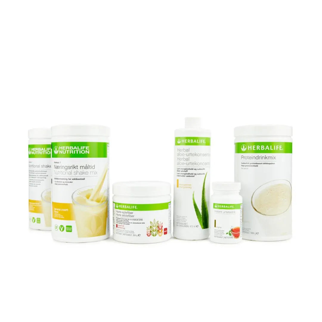 Bildet viser Herbalife-produktene som Frokostpakke vektkontroll-pakke banana cream består av: To bokser Herbalife-shake med banansmak, Herbal Aloe aloevera-juice med mangosmak, Instant urtete med original-smak, havre-eplefiberdrikk og Proteindrinkmiks.  