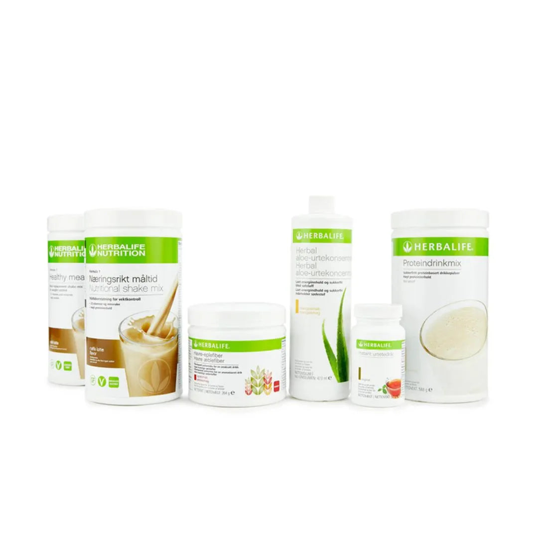 Bildet viser Herbalife-produktene som Frokostpakke vektkontroll-pakke caffe latte består av: To bokser Herbalife-shake med kaffelatte-smak, Herbal Aloe aloevera-juice med mangosmak, Instant urtete med original-smak, havre-eplefiberdrikk og Proteindrinkmiks.   