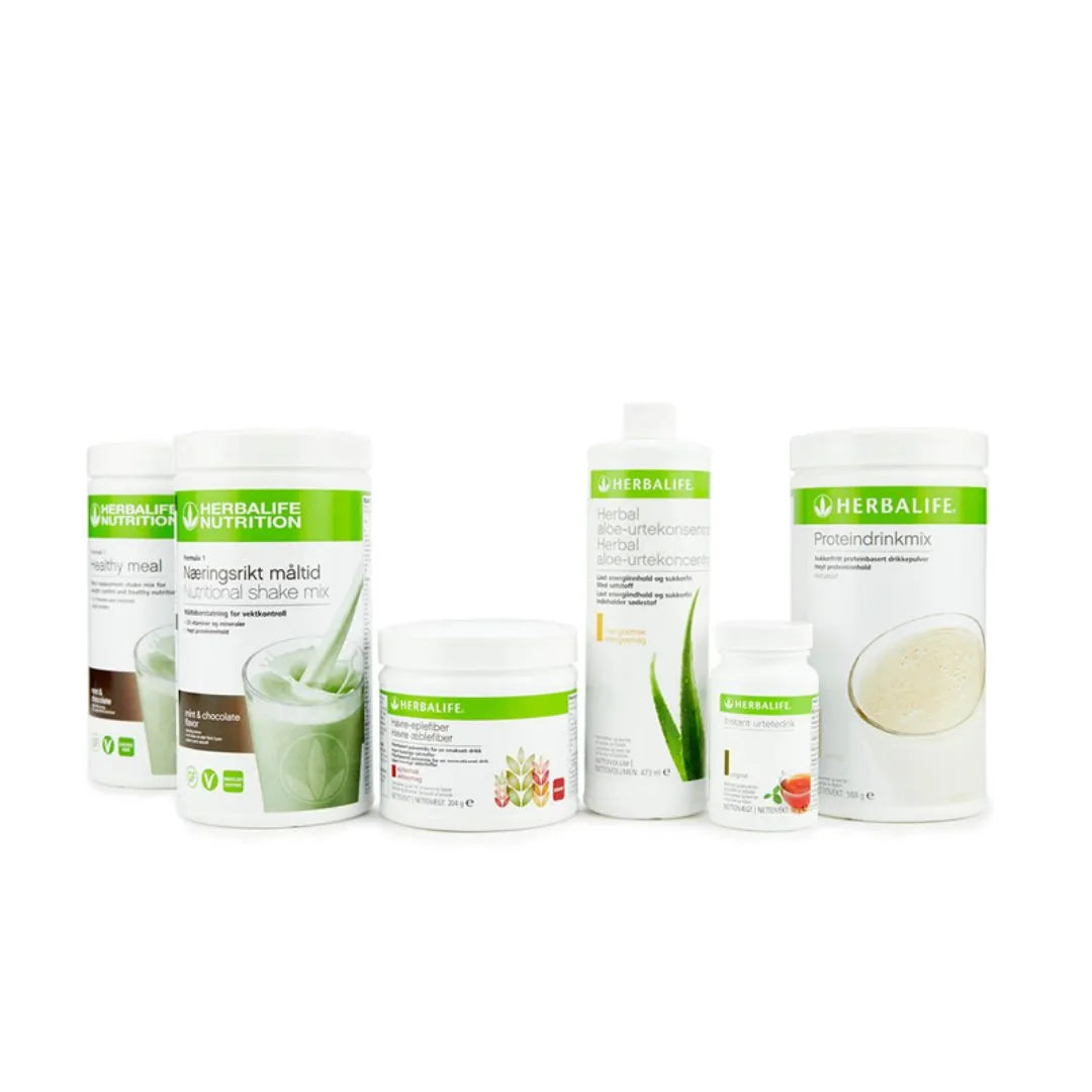 Bildet viser Herbalife-produktene som Frokostpakke vektkontroll-pakke mint & chocolate består av: To bokser Herbalife-shake med mintsjokolade-smak, Herbal Aloe aloevera-juice med mangosmak, Instant urtete med original-smak, havre-eplefiberdrikk og Proteindrinkmiks.   