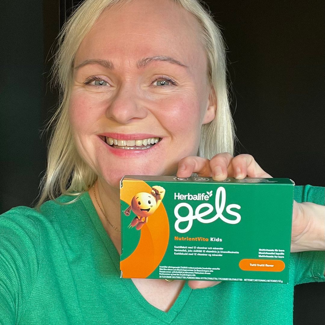 Helga og en pakke Herbalife gels NutrientVita kids multivitamin tyggetablett for barn.