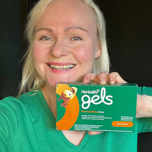 Helga og en pakke Herbalife gels NutrientVita kids multivitamin tyggetablett for barn.
