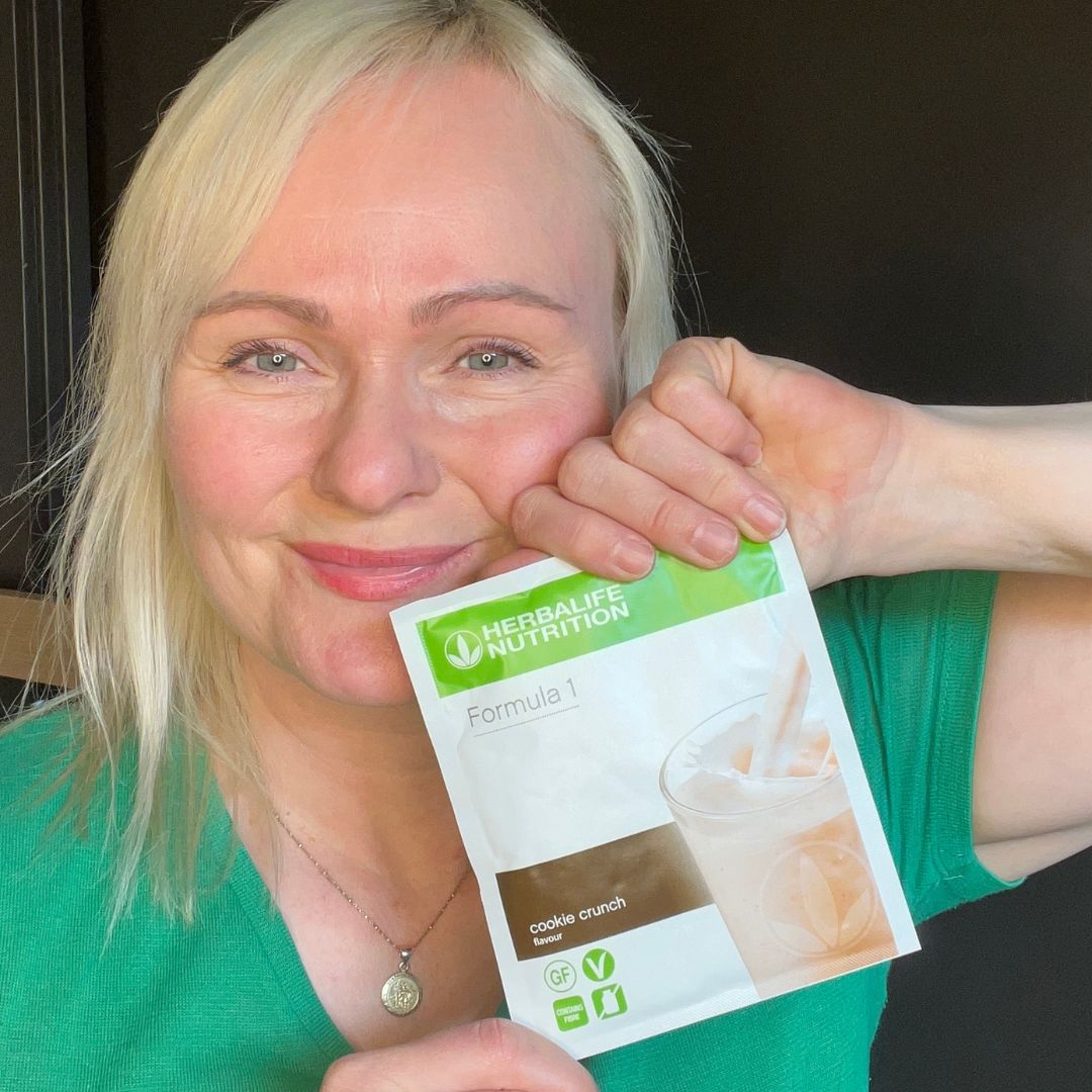 Herbalife Formula 1 måltidsshake porsjonsposer med cookie crunch-smak og Helga.