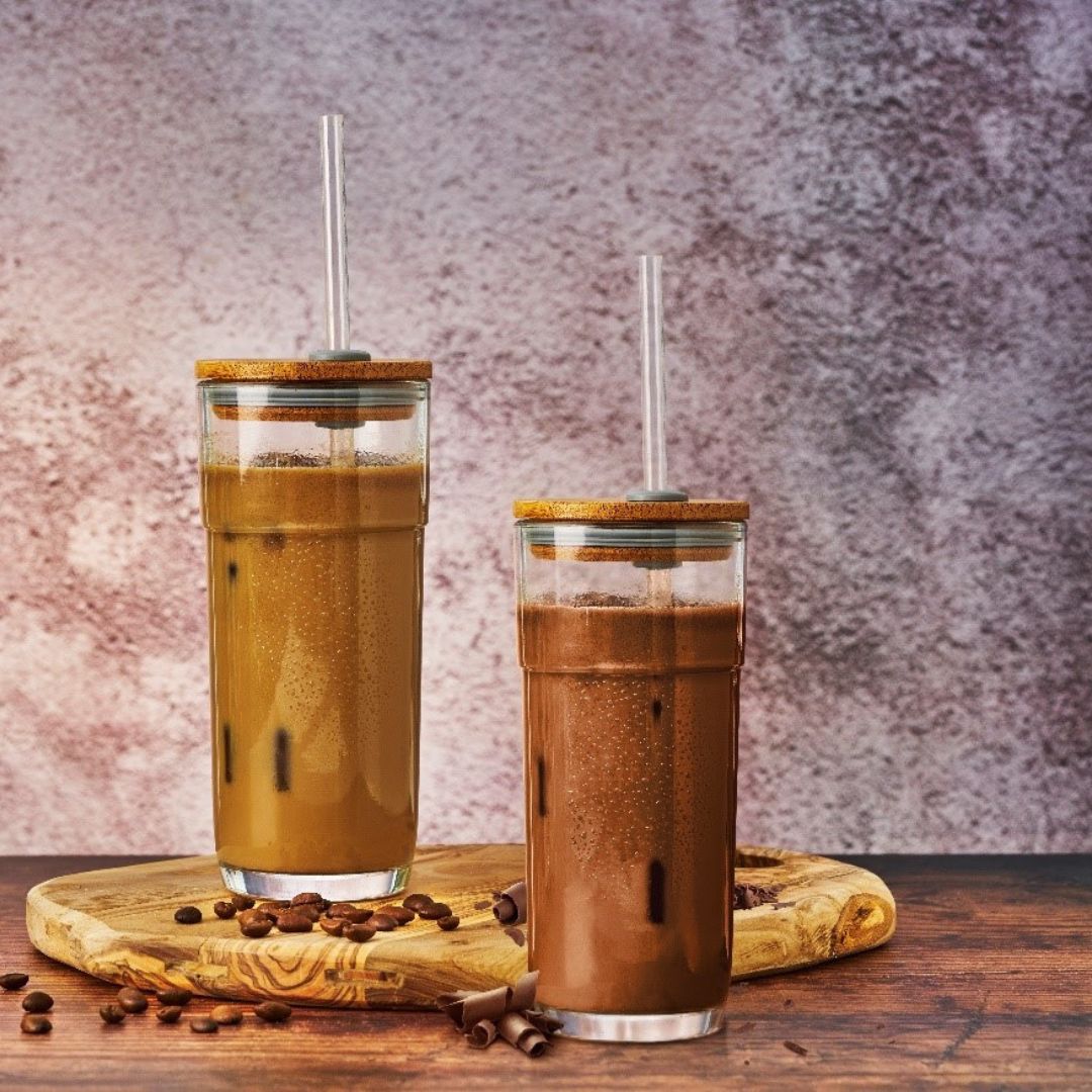 To glass-tumblers med Herbalife protein-iskaffe, en med latte machiato-smak og en med mokka-smak.