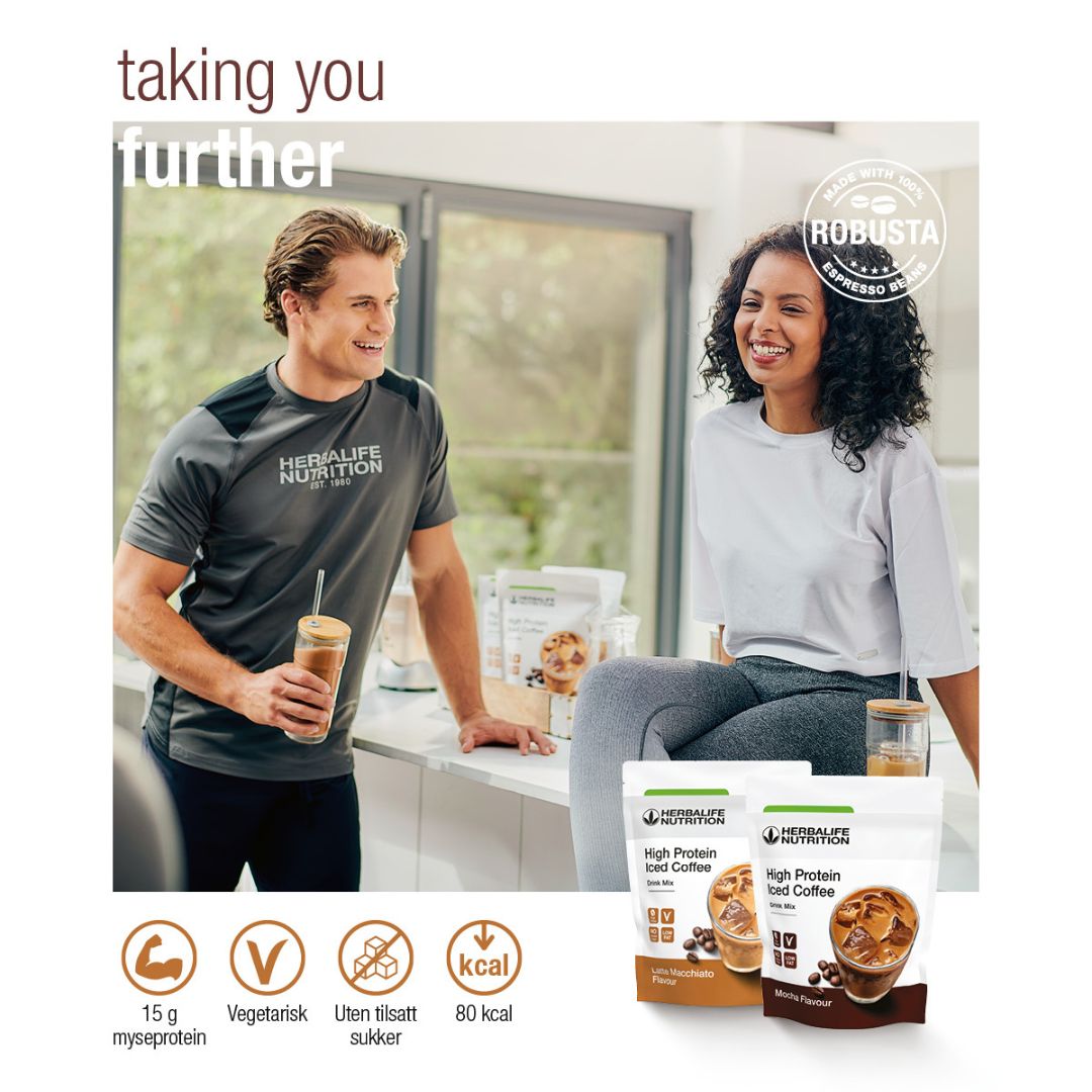 En mann og en kvinne ved en kjøkkenbenk. Mannen holder en tumbler med Herbalife iskaffe i hånda. Bildet har tekstene “Taking you further” og “Made with 100% robusta espresso beans” samt 15 gram myseprotein, vegetarisk, uten tilsatt sukker, 80 kcal. 