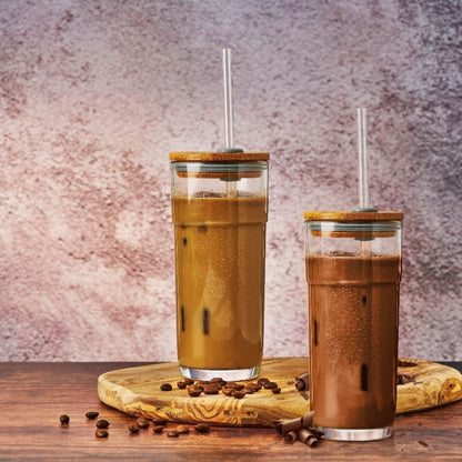 To glass-tumblers med Herbalife protein-iskaffe, en med latte machiato-smak og en med mokka-smak.