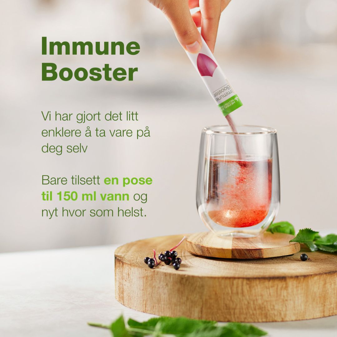 En person heller en porsjonspose Immune Booster i et glass vann og på bildet står det "Vi har gjort det litt enklere å ta vare på deg selv. Bare tilsett en pose til 150 ml vann og nyt hvor som helst."